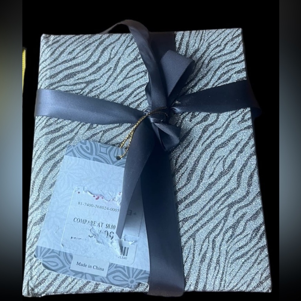 - NWT - Nicole miller photo albums.